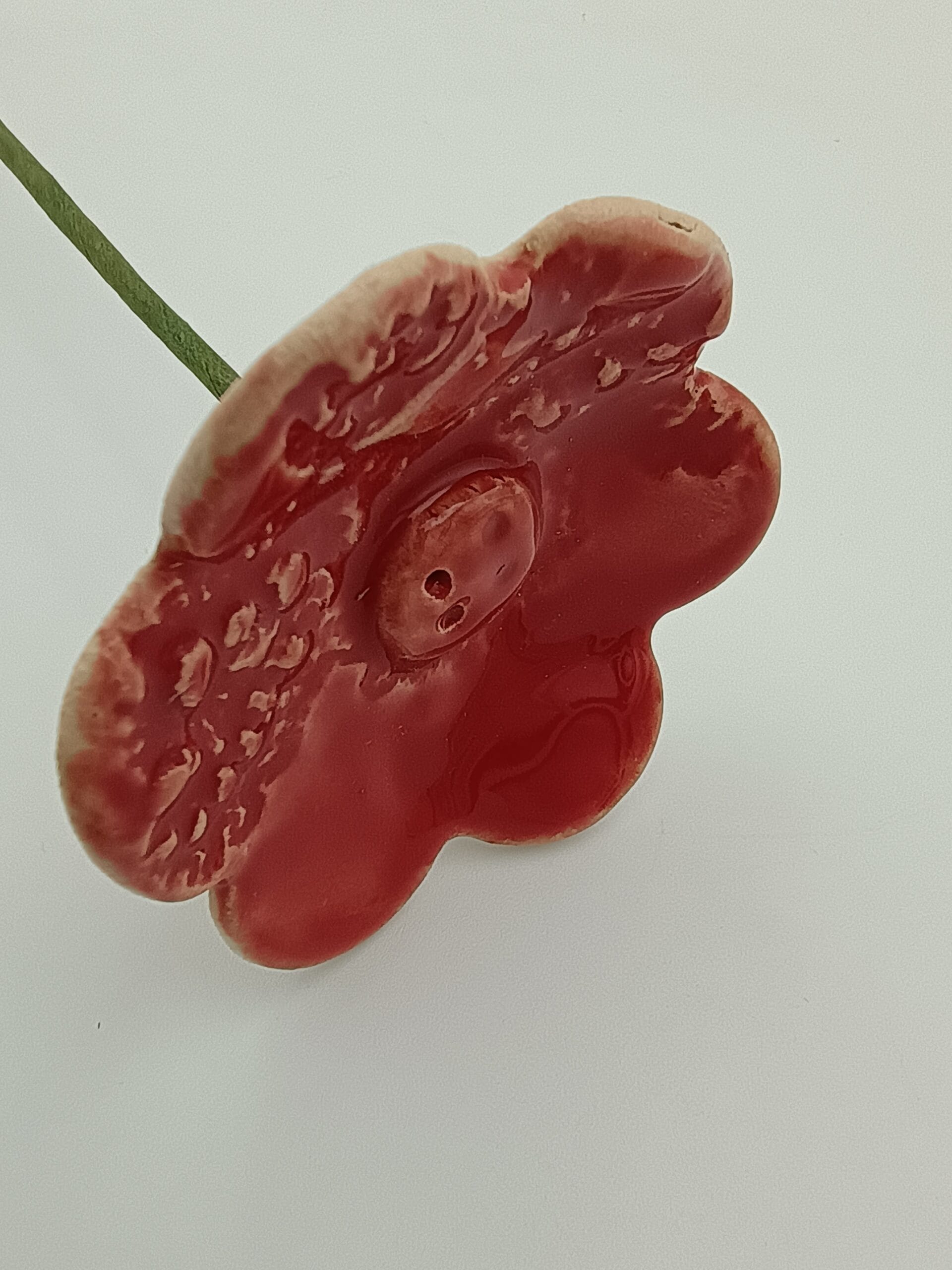 Kwiaty ceramiczne czerwone z bliska - Maryla