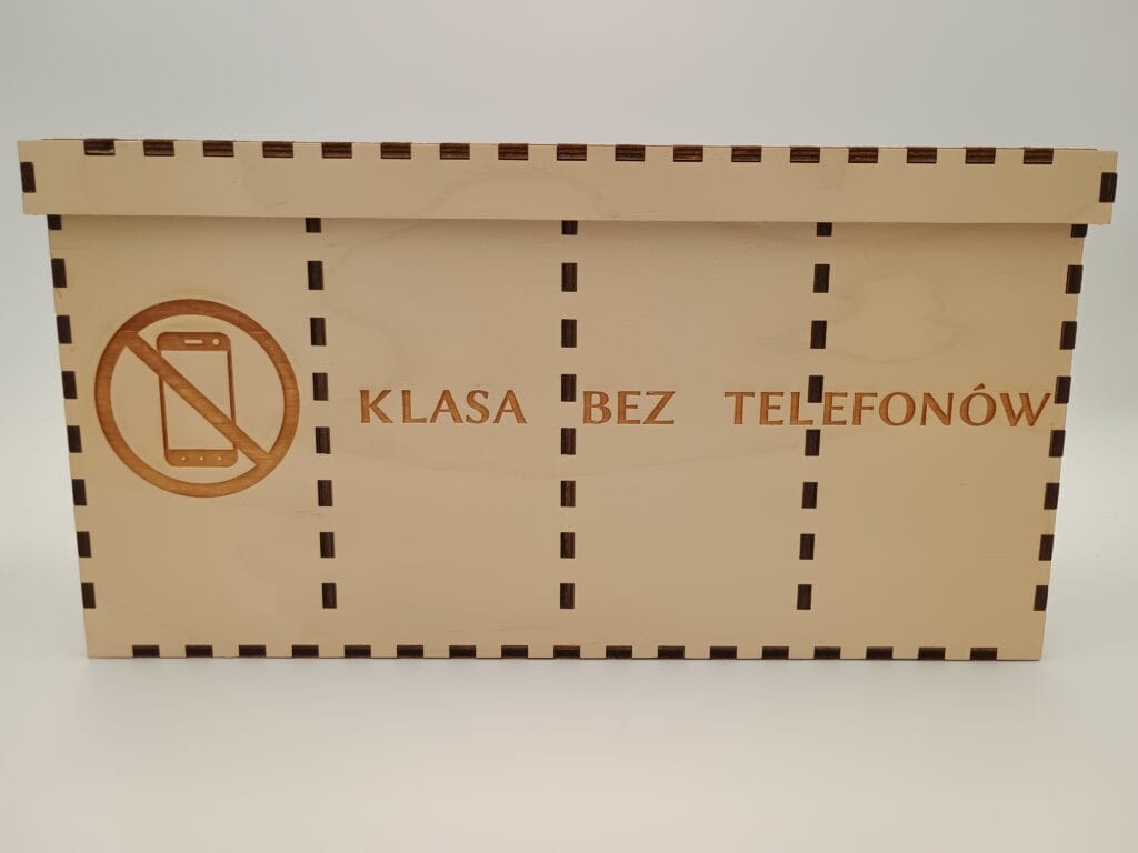Pojemnik na smartfony do szkoły
